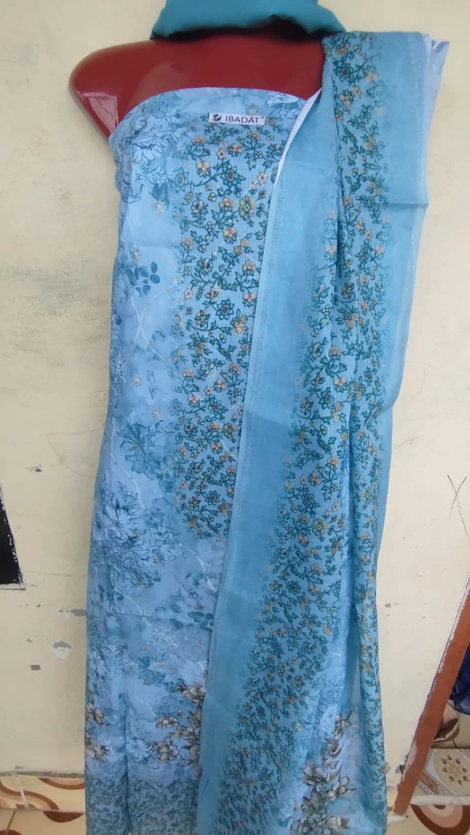 অলওভার ইন্ডিয়ান সিকুয়েন্স থ্রি-পিস
